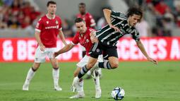 Pemain Manchester United, Alvaro Fernandez (kanan) berebut bola dengan pemain Wrexham, Billy Waters pada laga uji coba pramusim di Snapdragon Stadium, San Diego, California, Rabu (25/07/2023) WIB. (AFP/Getty Images/Sean M. Haffey)