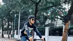 Kerap memerankan sifat garang dan komedian, Vino G Bastian juga terlihat keren saat bersepeda. Pria 40 tahun itu terlihat awet muda tampil mengenakan kacamata. Saat bersepeda, Vino memang tak bisa meninggalkan kacamata. (Liputan6.com/IG/@vinogbastian__).