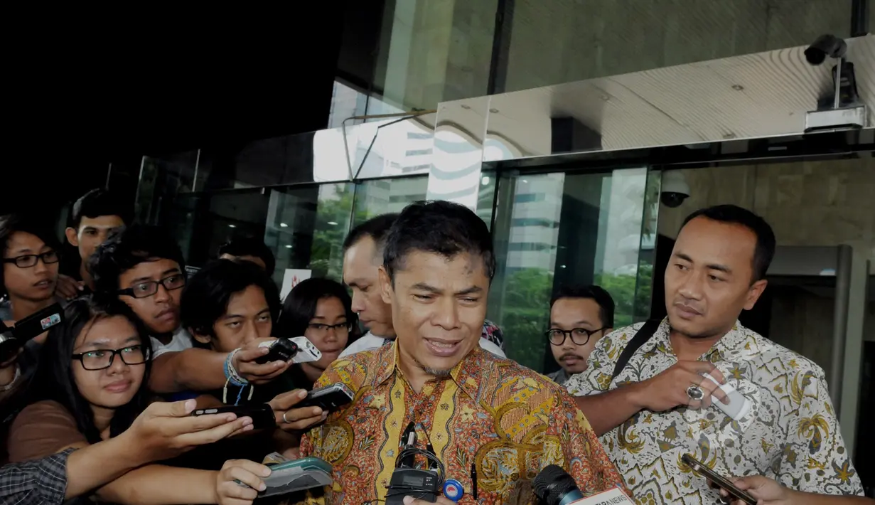Ketua Pusat Pemeriksaan dan Analisa Transaksi Keuangan (PPATK), Muhammad Yusuf menyambangi kantor KPK, Jakarta, Rabu (15/4/2015). Yusuf dimintai pandangannya oleh KPK tentang cara penyitaan aset-aset koruptor. (Liputan6.com/Andrian M Tunay)