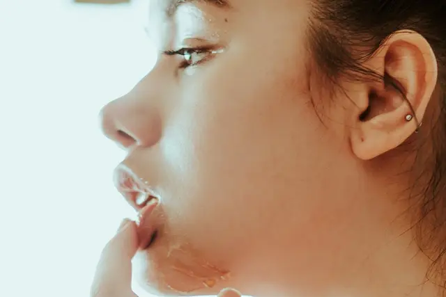Buat lipbalm alami dari shea butter untuk atasi bibir kering yang ganggu penampilan. (Foto: unsplash.com)