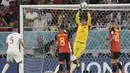 Beruntung bagi Belgia memiliki kiper berpengalaman Thibaut Courtois. Ia menjadi tembok tangguh skuad berjuluk De Rode saat matchday perama Grup F Piala Dunia 2022 melawan Kanada. (AP/Hassan Ammar)