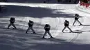 Gabungan tentara Korea Selatan dan AS meluncur diatas salju sambil membidikan senjatanya saat latihan musim dingin di Pyeongchang, Korea Selatan (24/1). (AP Photo/Lee Jin-man)