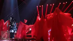 Penyanyi dan penulis lagu, Melly Goeslaw tampil nyentrik dalam 'The Biggest Concent Ada Apa dengan Cinta? 2', Kamis (31/3). Konser ini menampilkan lagu-lagu yang menjadi soundtrack di film legendaris, Ada Apa Dengan Cinta. (Liputan6.com/Herman Zakharia)
