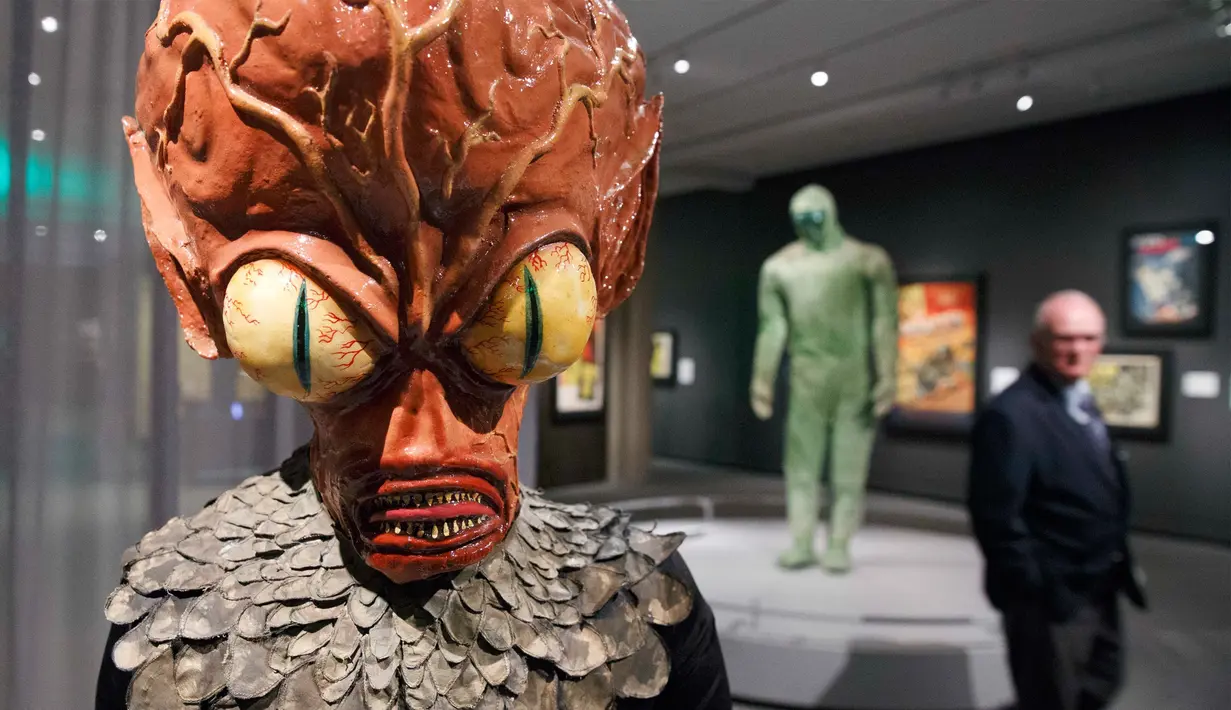 Patung tokoh Saucer-Man dari film “Invasion the Saucer-Man” (1957) di Museum Peabody Essex, Massachusetts, Rabu (9/8). Pameran ini juga dilengkapi dengan gitar listrik, topeng raksasa dan patung film horor serta sci-fi koleksi Hammet. (AP/Michael Dwyer)