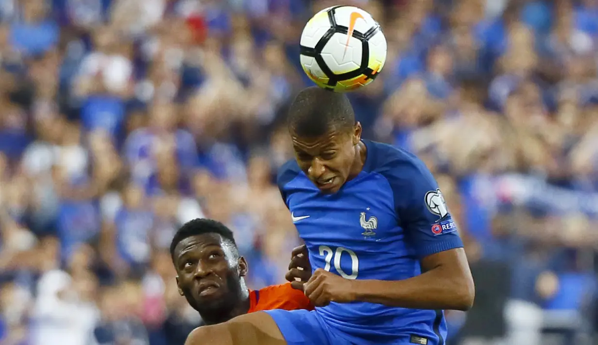 Duel Kylian Mbappe (kanan) dan pemain Belanda, Timothy Fosu-Mensah pada kualifikasi Piala Dunia 2018 Grup A di Stade de France stadium, Saint-Denis, (31/8/2017). Prancis menang 4-0. (AP/Francois Mori)