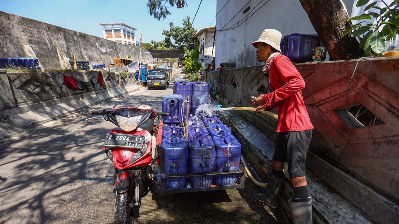 FOTO: Warga Muara Angke Bergantung pada Air Jerigen