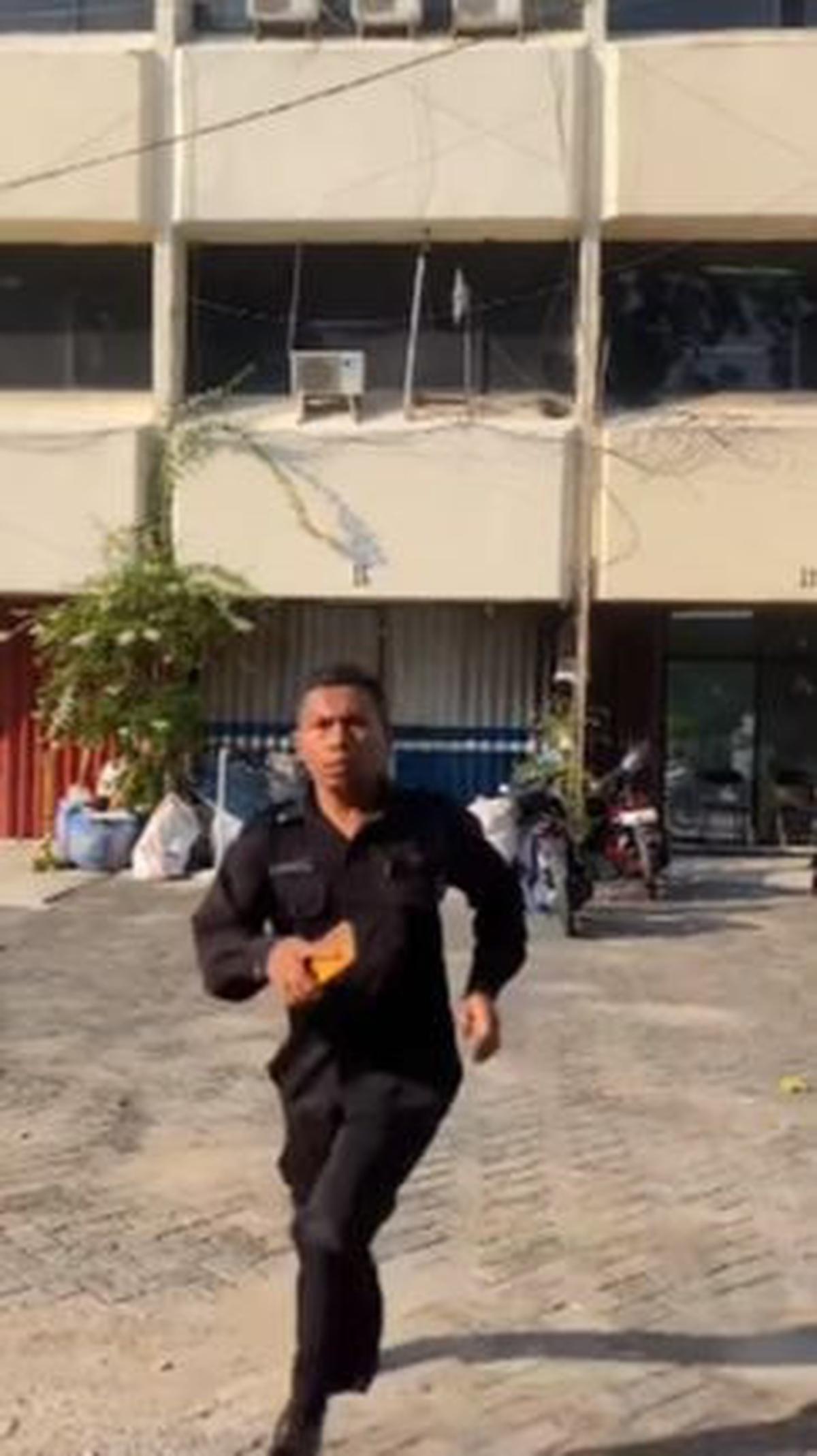 "Kalau di dekat rumah saya itu, bahkan disandera. Kalau sudah dikasih uang, baru kita bisa dikeluarkan," katanya.