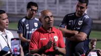 Kepala Pemandu Bakat Timnas Indonesia,  Simon Tahamata. (Bola.com/Bagaskara Lazuardi)
