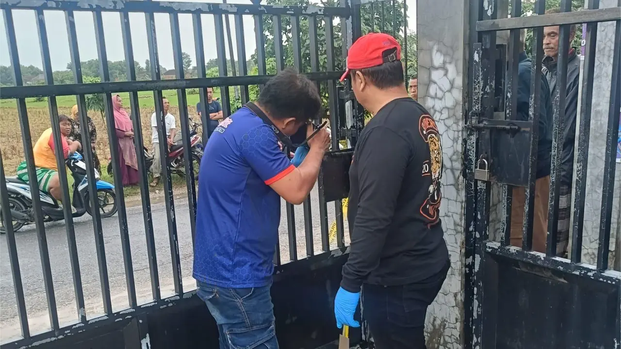 Polisi sedang melakukan olah TKP di rumah korban perampokan di Desa Kedungwinong, Kecamatan Sukolilo Pati. (Liputan6.com/Dok. Polresta Pati)