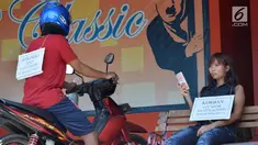 Reka adegan saat pelaku pembunuhan menghampiri penghuni rehabilitasi sosial (resos) Argorejo Sunan Kuning Semarang, Jawa Tengah, Selasa (18/9). Pelaku berinisial D (16) menggunakan penutup muka saat mendatangi korban AS (23). (Liputan6.com/Gholib)