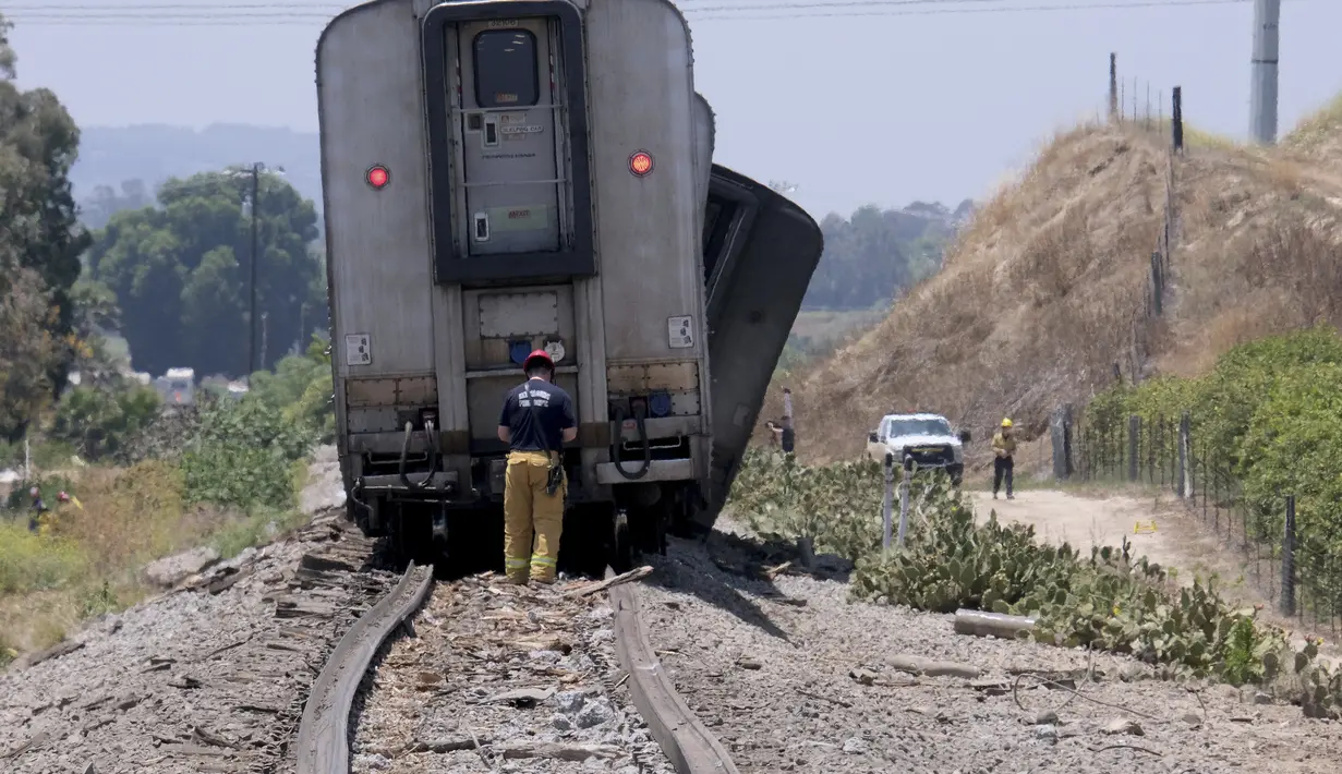 Tabrakan tersebut menyebabkan pengemudi truk mengalami cedera kritis, kata pihak berwenang. (Dean Musgrove/The Orange County Register via AP)