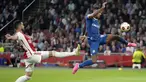 Pemain Marseille, Pierre-Emerick Aubameyang (kanan) berusaha mencetak gol ke gawang Ajax Amsterdam pada laga matchday pertama Grup B Liga Europa 2023/2024 di Johan Cruijff ArenA, Amsterdam, Belanda pada Jumat (22/09/2023) dini hari WIB. Laga berakhir dengan skor 3-3. (AP Photo/Peter Dejong)