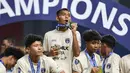 Para pemain Persita Tangerang memamerkan medali usal menjuarai ajang Elite Pro Academi kategori U-20 2024/2025 di Stadion Patriot Chandrabhaga, Bekasi pada Sabtu (22/2/2025). (Bola.com/Abdul Aziz)
