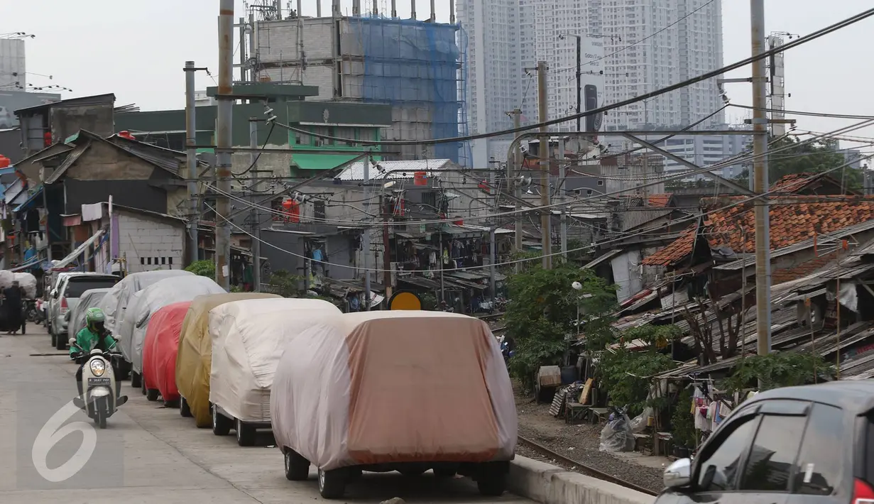 Deretan mobil parkir di jalur inspeksi Kanal Banjir Barat, Jakarta, Senin (6/3). Keterbatasan lahan menyebabkan pemilik kendaraan memarkirkan kendaraannya di tempat tersebut, meskipun telah terpampang larangan parkir. (Liputan6.com/Immanuel Antonius)