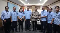 Menhub Budi Karya bersama petinggi PT Transjakarta. (Istimewa)