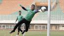 Kiper Timnas Indonesia, Teja Paku Alam, menepis bola saat berlatih di Stadion Pakansari, Bogor, Sabtu (24/8). Latihan ini merupakan persiapan jelang laga kualifikasi Piala Dunia 2020. (Bola.com/Yoppy Renato)