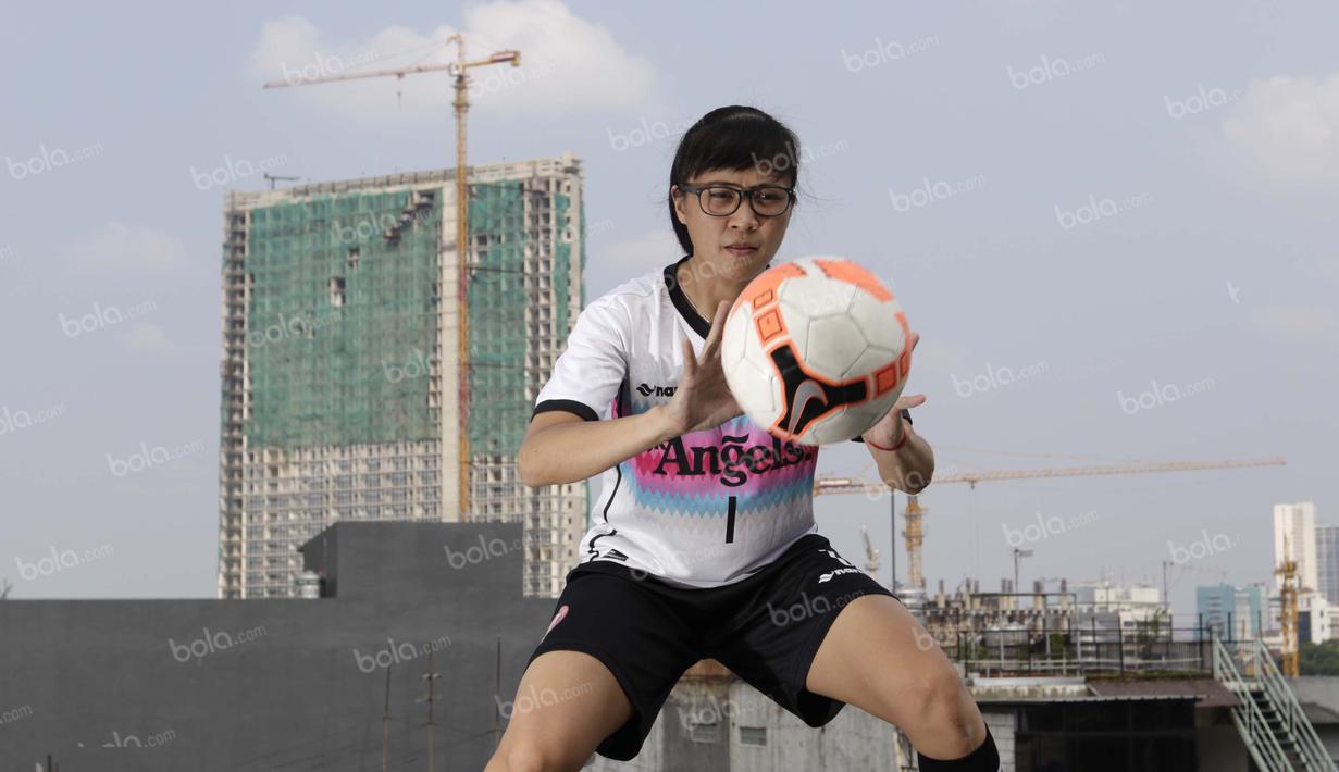 Citra Adisti yang lahir di Tangerang yang pada 25 Oktober 2016 ini baru menekuni olahraga futsal saat kuliah pada tahun 2009. (Bola.com/Arief Bagus)