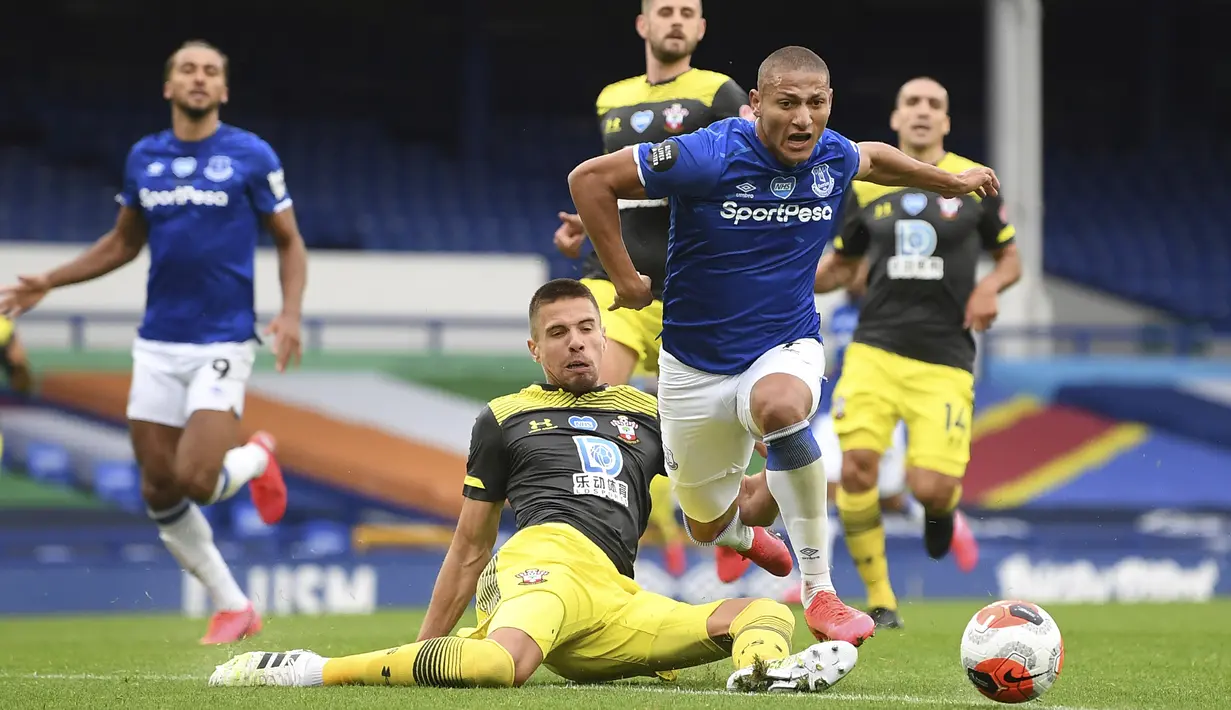 Penyerang Everton, Richarlison, berebut bola dengan pemain Southampton pada laga lanjutan Premier League pekan ke-34 di Goodison Park, Jumat (10/7/2020) dini hari WIB. Everton bermain imbang 1-1 atas Southampton. (Michael Regan/Pool via AP)