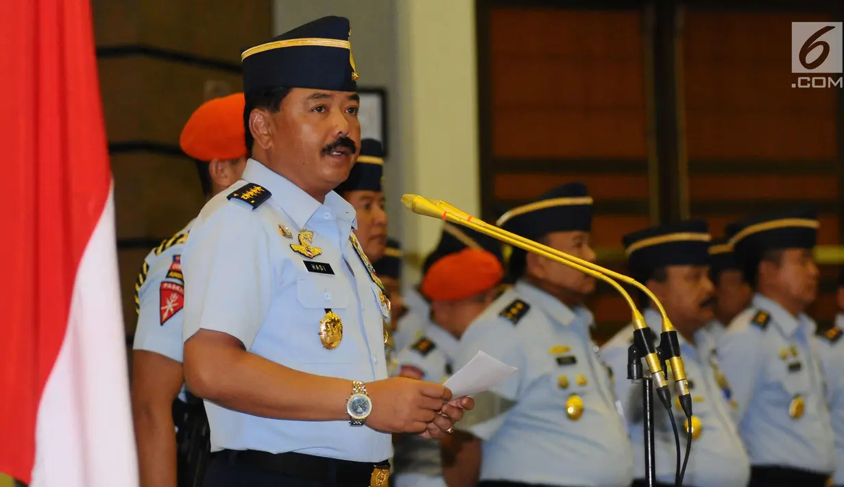 KSAU, Marsekal TNI Hadi Tjahjanto saat memberikan penghargaan Welldone kepada penerbang TNI AU di Mabes TNI AU, Jakarta, Jumat (21/4) lalu. Pria kelahiran Malang, 8 November 1963 merupakan lulusan AAU tahun 1986. (Liputan6.com/Helmi Fithriansyah)