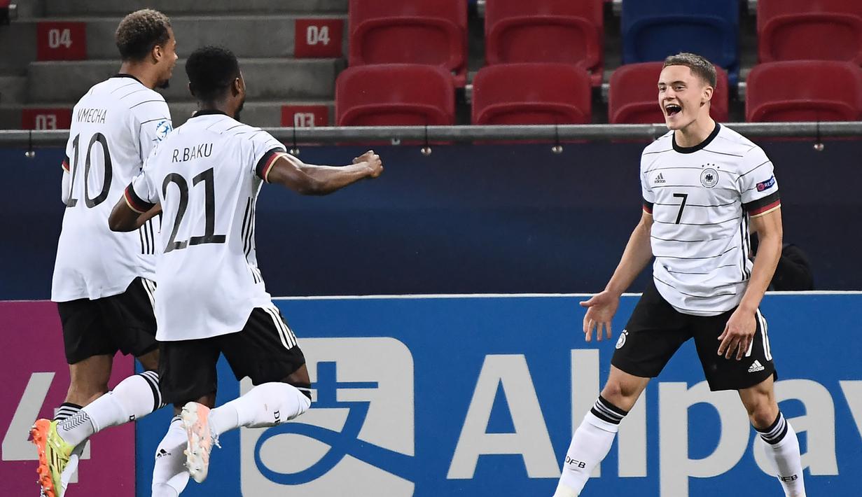 Florian Wirtz. Gelandang serang Jerman berusia 19 tahun yang sejak awal musim 2020/2021 membela Bayer Leverkusen ini diperkirakan akan masuk skuad Tim Panser dalam putaran final Piala Dunia 2022 Qatar meski masih dalam tahap pemulihan usai mengalami cedera. Bersama Bayer Leverkusen ia telah tampil dalam 78 laga di semua ajang dengan torehan 19 gol dan 22 assist. Sementara bersama Timnas Jerman ia baru mengoleksi 4 caps dengan torehan 2 assist sejak melakukan debut pada 2 September 2021. (AFP/Attila Kisbenedek)