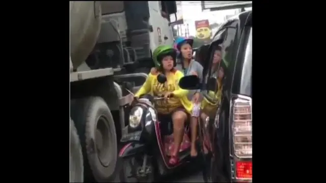 Emak-Emak Naik Motor