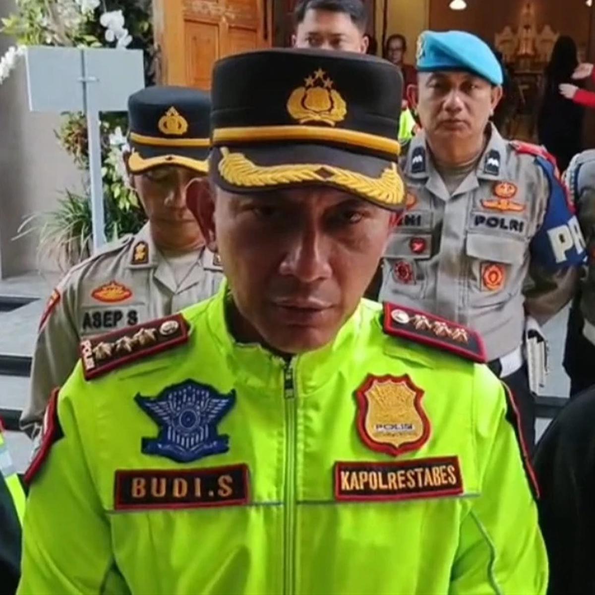 Polisi Patroli Natal Gereja di Bandung
