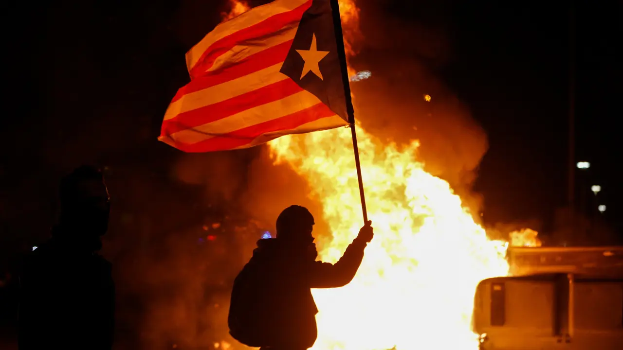 Massa mengibarkan bendera saat demonstrasi di luar Stadion Camp Nou