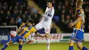 Pemain Manchester United, Chris Smalling saat mencetak gol pertama ke gawang Shrewsbury Town pada putaran kelima Piala FA di Stadion Greenhous Meadow, Shrewsbury, Selasa (23/2/2016) dini hari WIB. (Action Images via Reuters/Lee Smith)