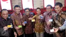 Menteri BUMN Rini Soemarno (ketiga kanan) saat peluncuran ATM Himbara Link di pasar Tanah Abang, Jakarta, Senin (21/12). Nasabah bank-bank BUMN ini bisa melakukan transaksi di ATM tersebut tanpa dikenaikan biaya tambahan. (Liputan6.com/Johan Tallo) 
