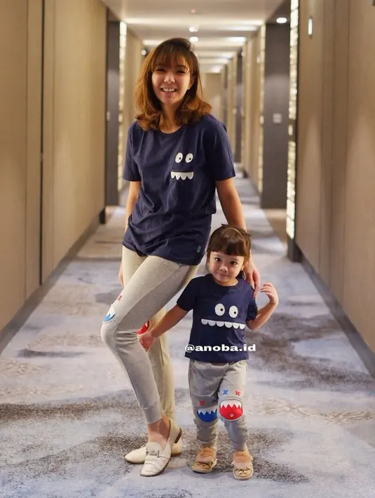 Selain tampil cantik, mama muda yang satu ini juga sering banget tampil kembaran bersama sang anak yang menggemaskan. Gempi dan Gisell, kompak banget dengan setelan baju yang lucu ini. (Instagraam/gisel_la)