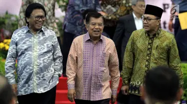 Wakil Presiden Jusuf Kalla di dampingi Ketua MPR Zulkifli Hasan, dan Ketua DPD Oesman Sapta Odang, menghadiri acara Peresmian Pembukaan Simposium Nasional, di Kompleks Parlemen, Senayan, Jakarta, Rabu (12/7).  (Liputan6.com/Johan Tallo)