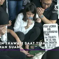 Ririn Ekawati datang ke pemakaman suaminya, Ferry Wijaya. Rinni tak kuasa menahan tangis saat melihat jenazah suaminya.