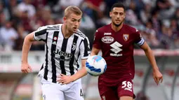 Matthijs de Ligt (kiri) digadang-gadang akan menjadi target utama Conte setelah beberapa kali muncul dalam bursa transfer ketika dibuka. De Ligt saat ini tengah membela Juventus dan masih kesulitan mendapatkan permainan terbaiknya. (AFP/Marco Bertorello)