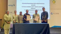 Regional CEO Region IV Bank Mandiri Jan Winston Tambunan (tiga kanan) dan Ketua Asosiasi Rumah Sakit Swasta Indonesia (ARSSI) drg Iing Ichsan Hanafi (dua kanan) sedang menunjukkan naskah MoU kerjasama yang baru ditandatangani di Jakarta, Rabu (26/7), didampingi oleh (Kika) Dewan Pembina ARSSI dr Mus Aidah, Dewan Pembina ARSSI drg Sussy Setiawaty, Sekjen ARSSI dr Noor Arida Sofiana, dan VP Transaction Banking Wholesale Group Bank Mandiri Alfa Masjita Rahmat. (Foto: Istimewa)