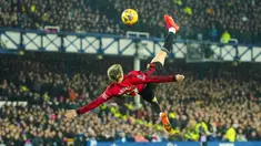 Pemain Manchester United Alejandro Garnacho mencetak gol ke gawang Everton pada pertandingan sepak bola Liga Inggris di Stadion Goodison Park, Liverpool, Inggris, Minggu (26/11/2023). (AP Photo/Jon Super)