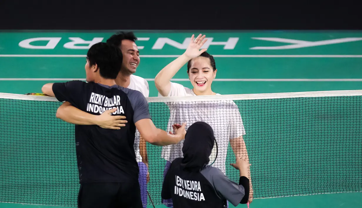 Pasangan selebritas Raffi Ahmad/Nagita Slavina dan Rizky Billar/Lesti Kejora saling berpelukan setelah laga bulu tangkis ganda campuran Turnamen Olahraga Selebriti Indonesia (TOSI) di GOR UNJ, Jakarta, Minggu (16/07/2023). Raffi dan Gigi kalah dua set langsung dari Rizky Billar dan Lesti dengan skor 12-21, 10-21.(Bola.com/Bagaskara Lazuardi)