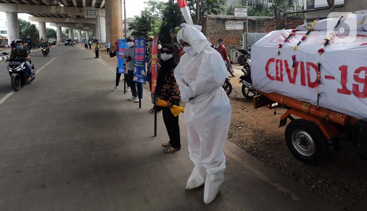 Petugas mengenakan kostum pocong saat razia penggunaan masker di kawasan Andara, Jakarta Selatan, Kamis (3/9/2020). Sejumlah razia dilakukan untuk mendisiplinkan warga mengenai protokol kesehatan menyusul masuknya DKI Jakarta ke dalam zona merah COVID-19. (merdeka.com/Arie Basuki)