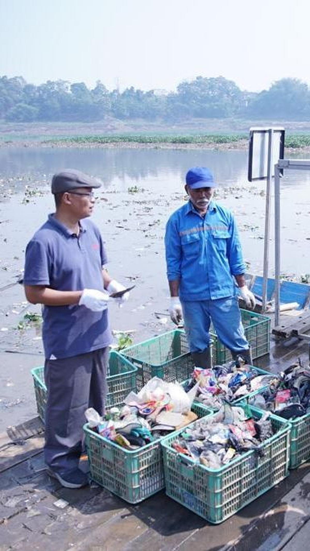 "Dari pendapatan itu, kita kembalikan ke masyarakat. Contohnya sekolah berbayar sampah dan klinik pengobatan," katanya.<br>