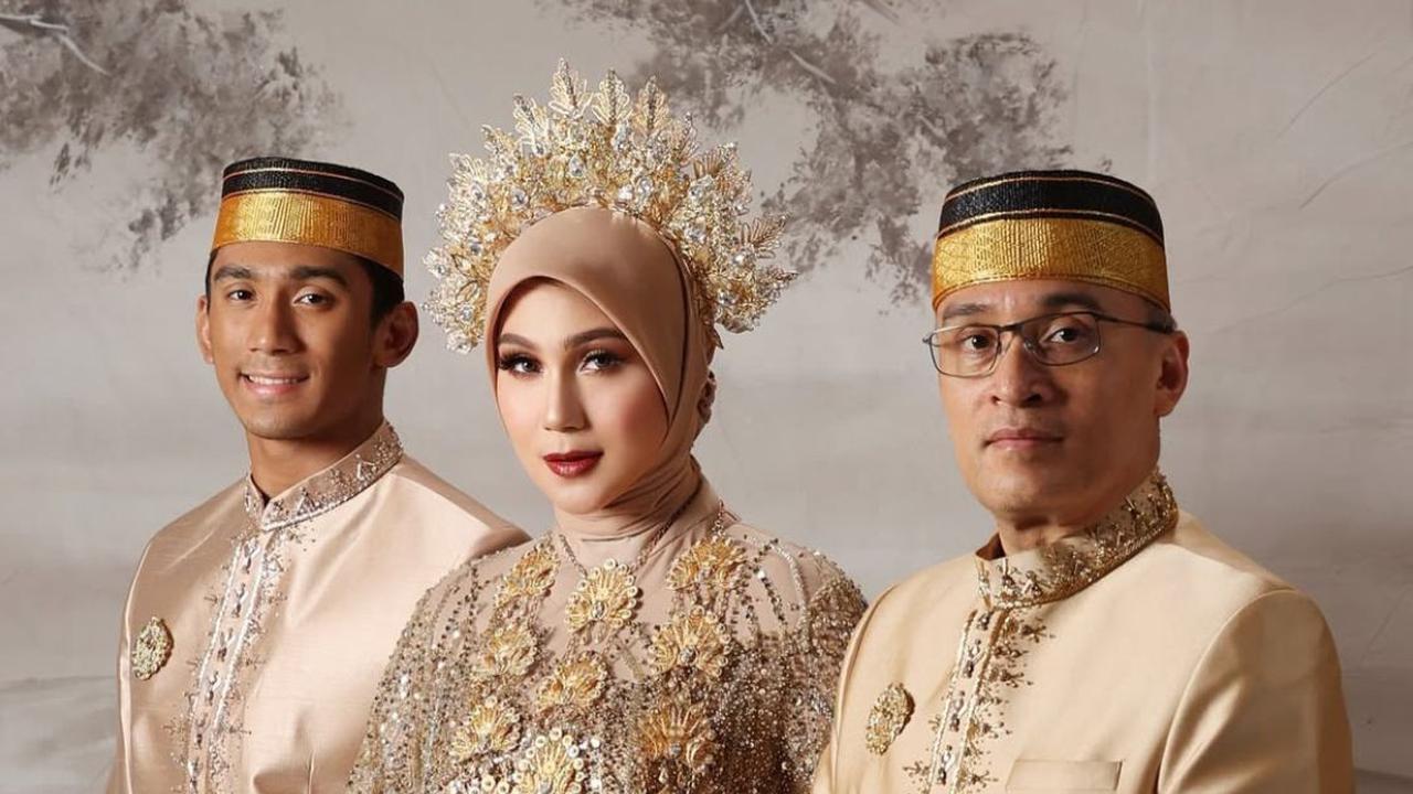 Potret Marini Zumarnis dan Keluarga Pakai Baju Adat Bugis, Penampilan Daffa Wardhana Curi Perhatian