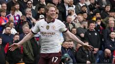 Manchester City sukses memetik tiga poin penuh berkat kemenangan 4-2 saat bertandang ke markas Crystal Palace pada laga pekan ke-32 Premier League 2023/2024, Sabtu (6/4/2024) malam WIB. Kevin De Bruyne yang telah puasa gol dalam 8 laga, tampil menjadi inspirator kemenangan The Citizens yang sempat tertinggal lebih dahulu lewat gol cepat Jean-Philippe Mateta pada menit ke-4. Dua gol dicetak Kevin De Bruyne pada menit ke-13 dan 70, sementara dua gol lagi dihasilkan Rico Lewis (47') dan Erling Haaland (66'). Tuan rumah Crystal Palace hanya mampu menambah satu gol lewat Odsonne Edouard (86'). (AP Photo/Frank Augstein)