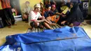Keluarga histeris melihat jenazah korban longsor di Dusun Cimapag, Desa Sirnaresmi, Kecamatan Cisolok, Sukabumi, Selasa (1/1). Longsor menerjang satu dusun pada 31 Desember 2018 pukul 17.00 WIB. (merdeka.com/Arie Basuki)