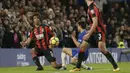 Aksi pemain Bournemouth, Nathan Ake (kiri) menghalau bola sepakan Pedro pada lanjutan Premier League di Stamford Bridge, London, (31/1/2018). Chelsea kalah 0-3. (AP/Tim Ireland)