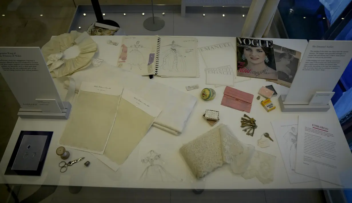 Barang-barang dari proses desain gaun pengantin Putri Diana yang dibuat oleh David dan Elizabeth Emanuel selama pratinjau media untuk pameran "Royal Style in the Making" di Istana Kensington di London, Rabu (2/6/2021). Pameran berlangsung dari 3 Juni hingga 2 Januari 2022. (AP Photo/Matt Dunham)