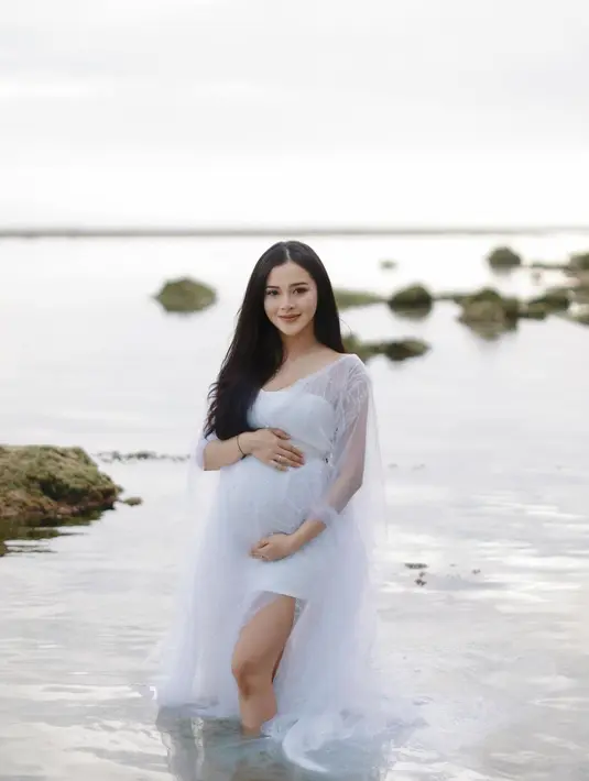 Bella Bonita memilih pantai di Bali sebagai lokasi maternity shoot-nya kali ini. Tentunya penampilan sang bumil jadi sorotan utama. [@bellabonita]