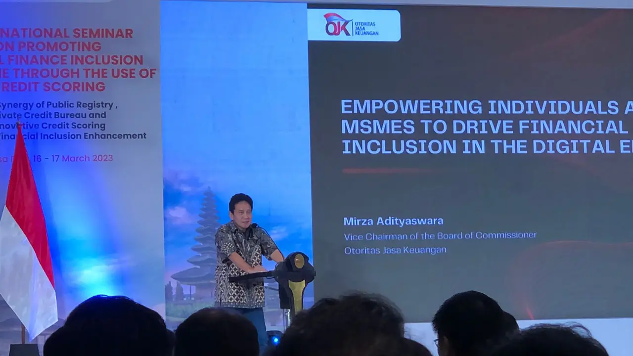 Wakil Ketua Dewan Komisioner OJK Mirza Adityaswara