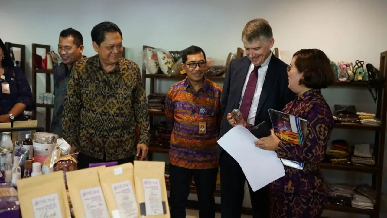 Walikota Denpasar IB Rai Dharmawijaya Mantra bersama Duta Besar Inggris untuk Indonesia dan Timor Leste  Owen Jenkins dan  Deputi Direktur British Council Indonesia Colm Downes