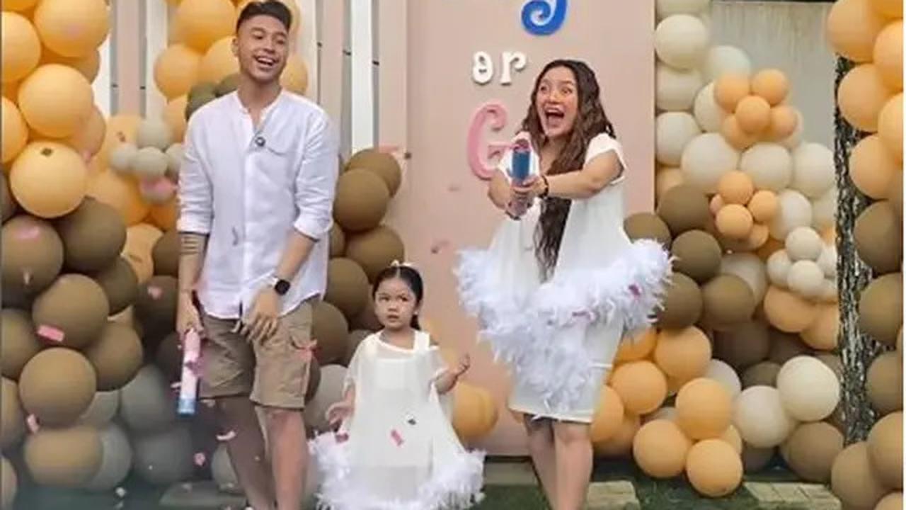 6 Potret Siti Badriah Umumkan Jenis Kelamin Anak Kedua di Gender Reveal