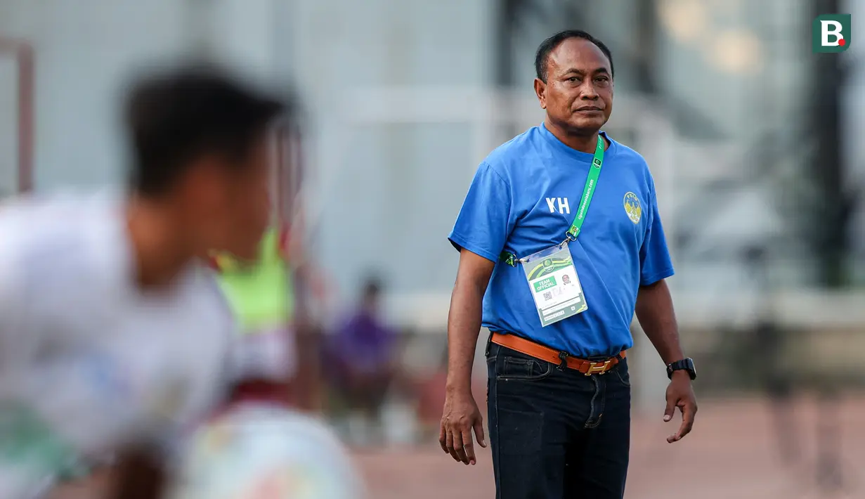 <p>Pelatih kepala PSIM Yogyakarta, Kas Hartadi pada laga lanjutan Grup B Pegadaian Liga 2 2023/2024 antara FC Bekasi City melawan PSIM Yogyakarta di Stadion Singaperbangsa, Kabupaten Karawang, Jawa Barat, Senin (06/11/2023). (Bola.com/Bagaskara Lazuardi)</p>