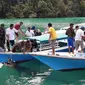 Seekor buaya muara ditangkap di lokasi wisata Danau Labuan Cermin.