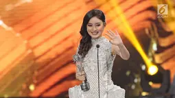 Pesinteron Natasha Wilona menyampaikan kata sambutan setelah meraih penghargaan dalam ajang bergengsi SCTV Awards 2017 di Studio 6 Emtek City, Jakarta, Rabu (29/11). Wilona meraih predikat Aktris Utama Paling Ngetop. (Liputan6.com/Herman Zakharia)